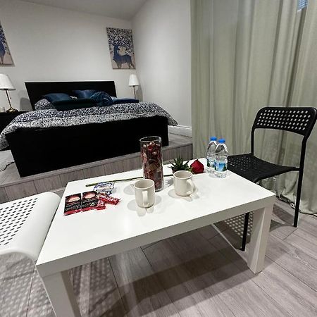 Charming Studio Apartment In Лондон Экстерьер фото