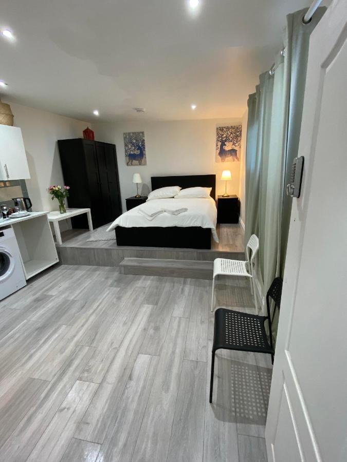 Charming Studio Apartment In Лондон Экстерьер фото