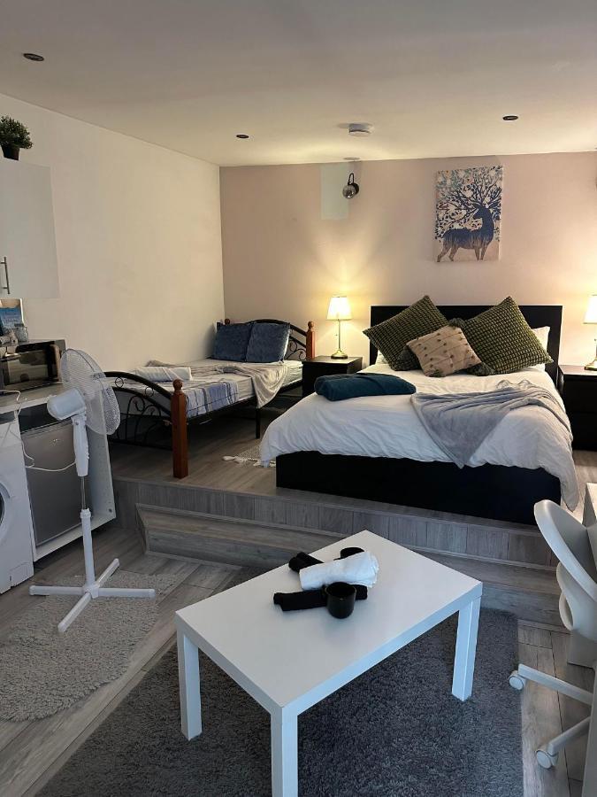 Charming Studio Apartment In Лондон Экстерьер фото